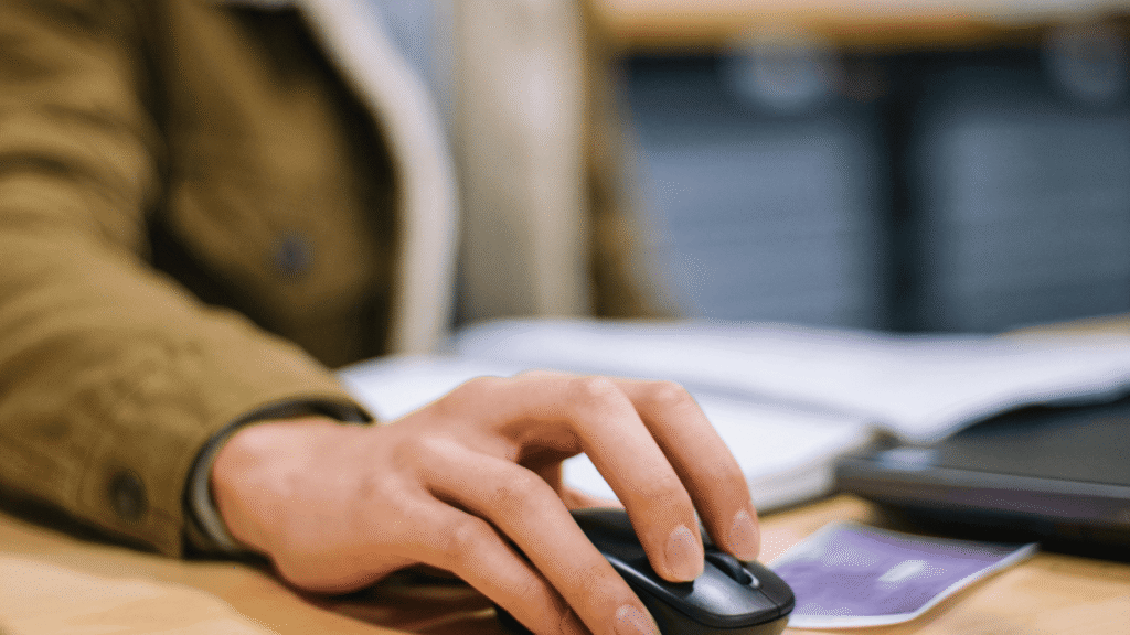 Hand clicking a mouse while performing a zero-click search
